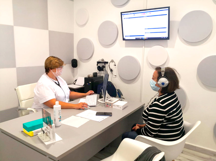 Clinica Auditiva en Torrevieja, audifonos de conduccion osea para sordos, audifonos para personas con problemas auditivos